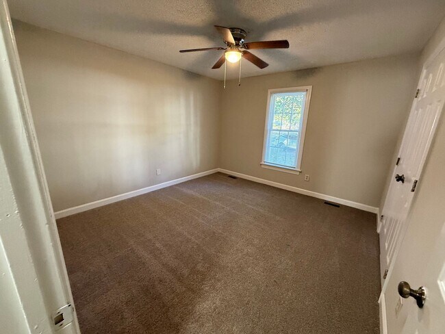 Building Photo - 925 S Hornbeam Dr