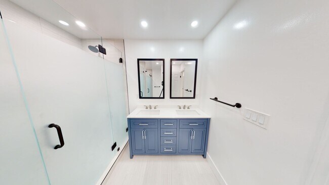 Building Photo - Large 6 Bedroom POOL House on East Falls View! Prime Location! Easily Fits 6-10 People