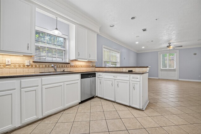 Building Photo - 8103 Oak Moss Dr