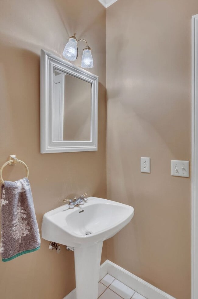 Building Photo - Awesome 2BE/2.5BA condo in Green Hills!