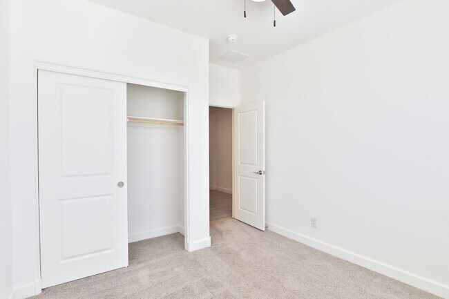 Building Photo - 548 E Vail Ln