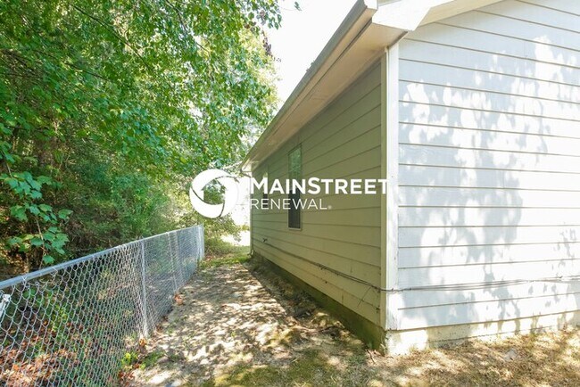 Building Photo - 3 Bedroom Pet-Friendly Home in Douglasville, GA with Main Street Renewal