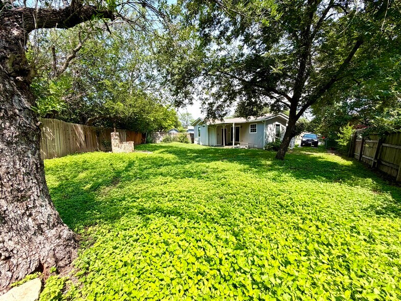 Building Photo - 515 Bangor Dr