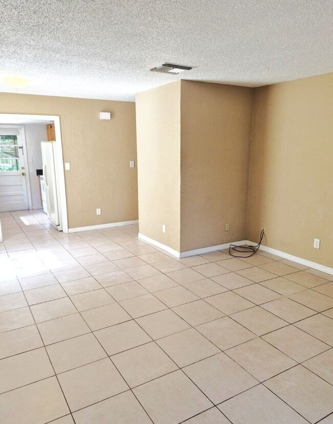 Building Photo - 2 bedroom 1 bath - Move in special