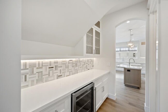 Building Photo - 261 E Bellevue Ave