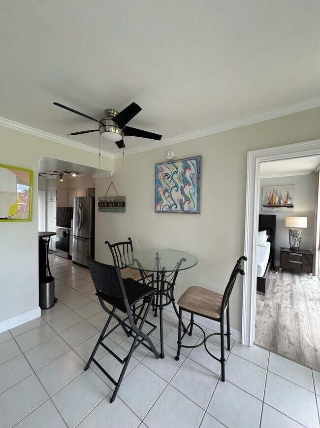 Building Photo - 1221 Hillsboro Mile