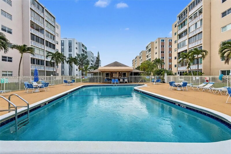 Building Photo - 320 NE 12th Ave