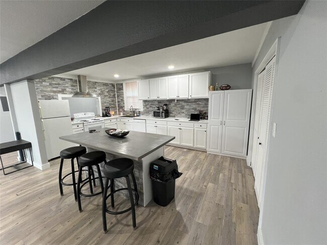 Building Photo - 128 Skyview Terrace