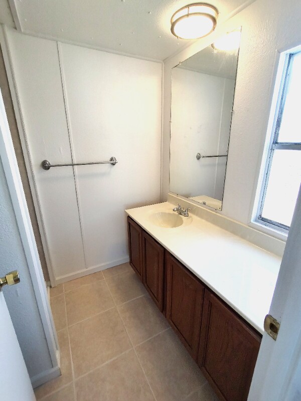 Building Photo - 900 9th Ave E