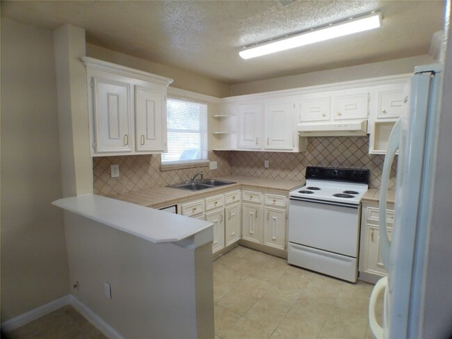 Building Photo - 1301 Glenmore Dr
