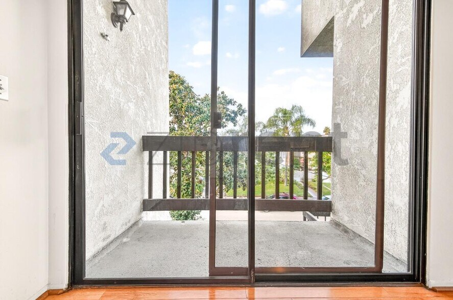 Building Photo - 1004 E Garfield Ave