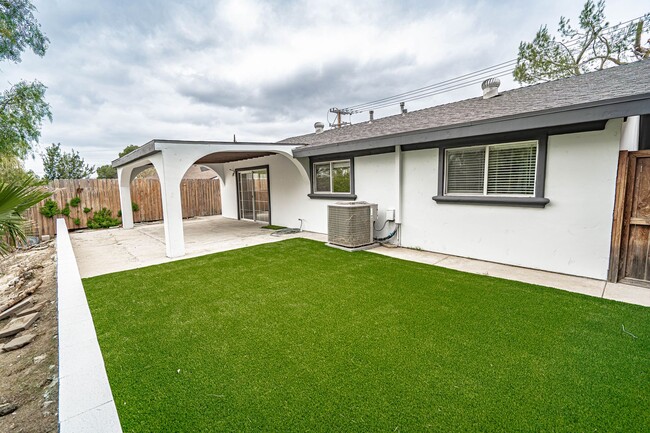 Building Photo - Upgraded 3 Bedroom Rental Home in Canyon C...