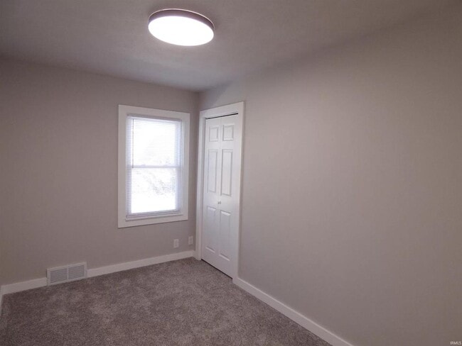 Building Photo - 19025 Oakmont S Dr