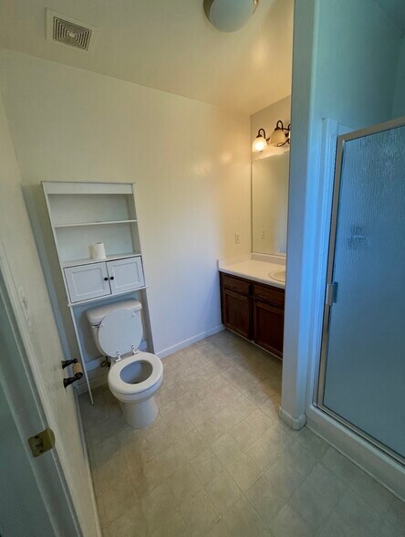 Building Photo - 109 Medina Ct