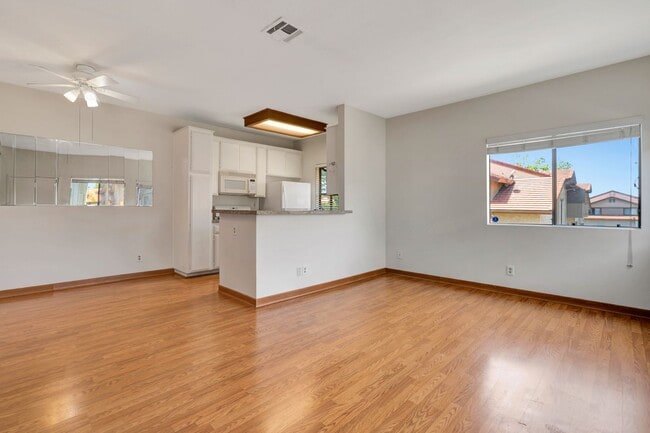 Building Photo - Thousand Oaks- Three Bedroom Condo