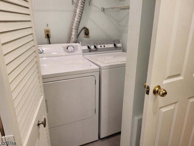 Building Photo - 300 Main St