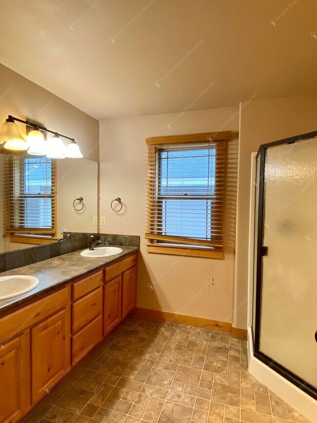 Building Photo - Dual-Level 3 BR - 2.5 BA Haven in Central Bend