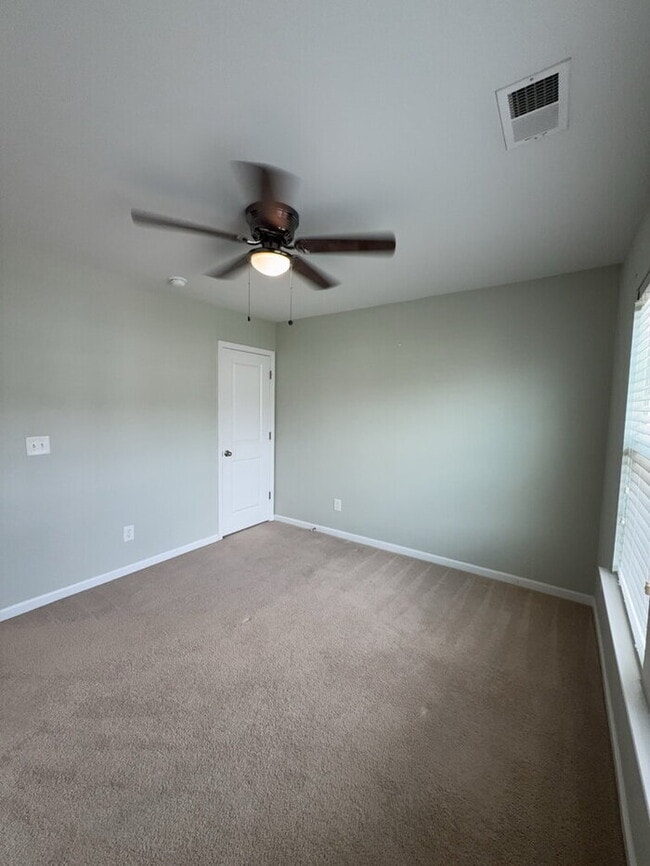Building Photo - 838 Redbud Ln
