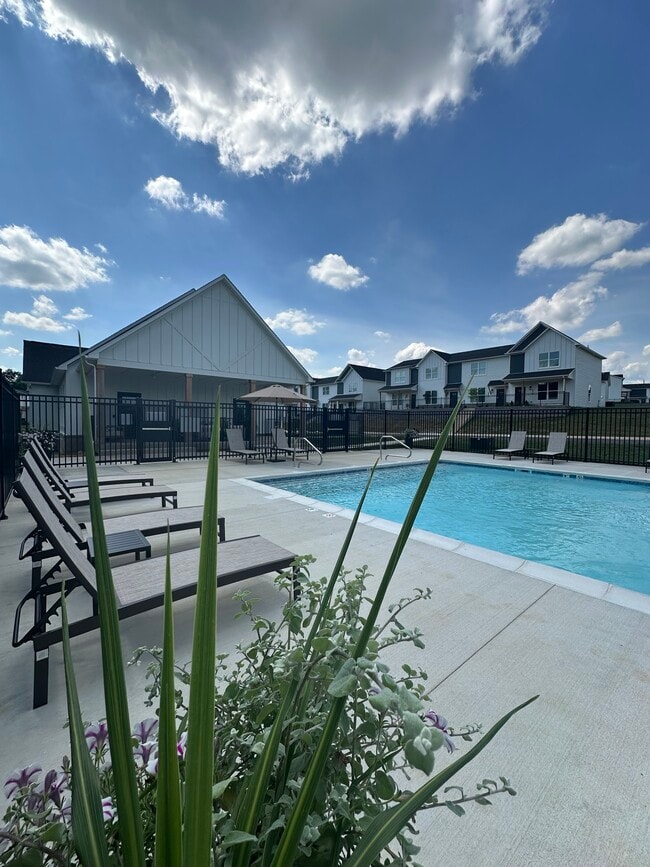 Pool - Buffalo Ridge Townhomes