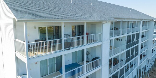Building Photo - LUXURY JEFFRIES RD 3B/2B CONDO FURNISHED