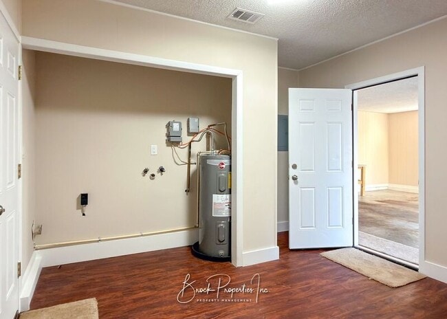 Building Photo - 7865 Apollo Dr