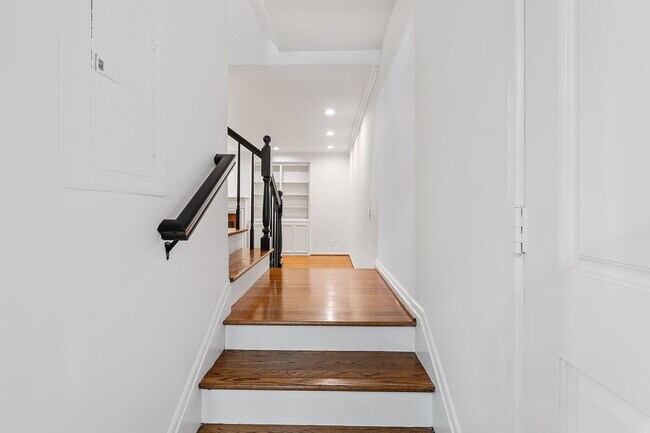 Building Photo - 11053 Strathmore Dr