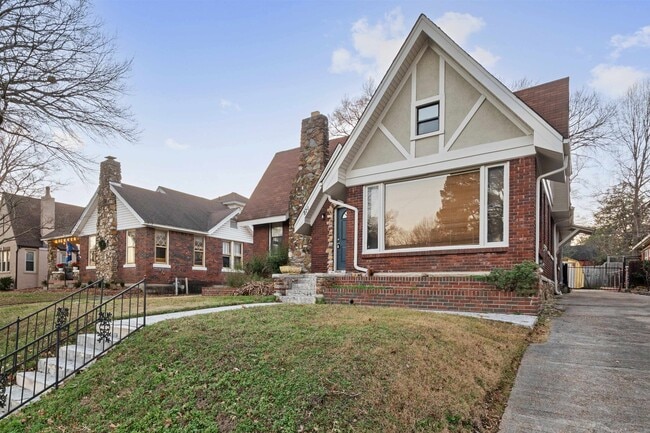 Building Photo - 871 University St