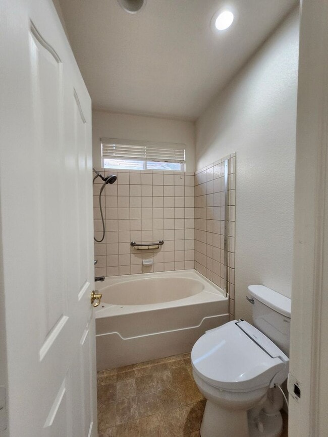 Building Photo - Beautiful Yuba City home located in a cul-de-sac