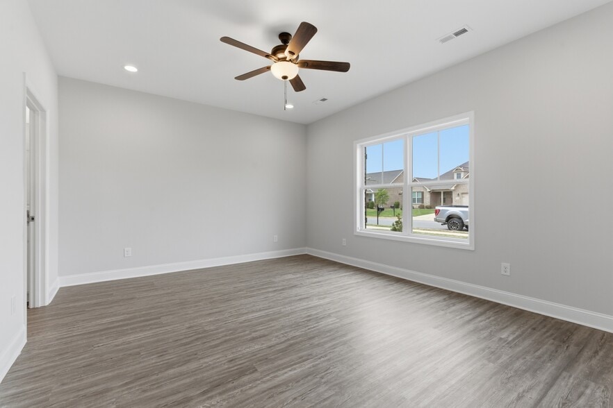 Building Photo - 3237 McClellan Way SE