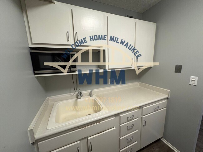 Building Photo - 929 N Astor St