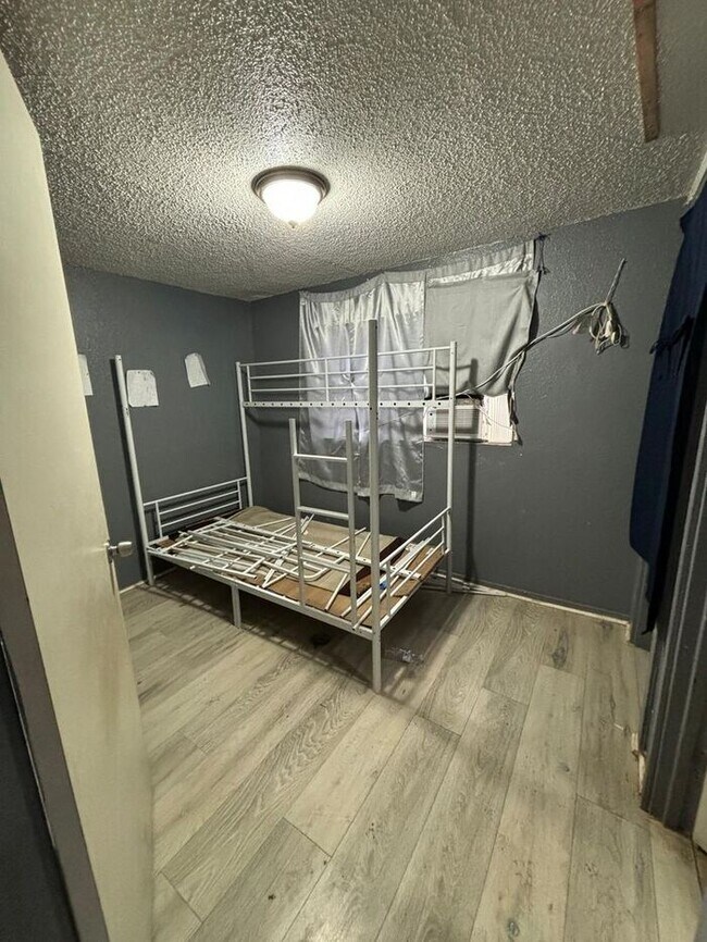 Building Photo - Amazing Price 1 Bed 1 Bath for Rent Lubbock Texas 79401