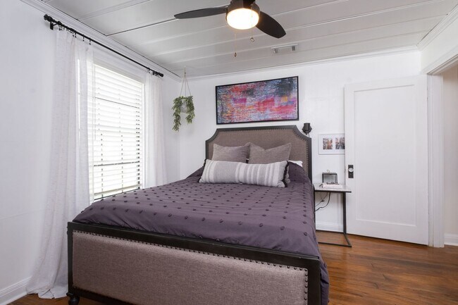 Building Photo - Updated 3-Bedroom Home with Fully Equipped Kitchen & Washer/Dryer in Great Neighborhood!