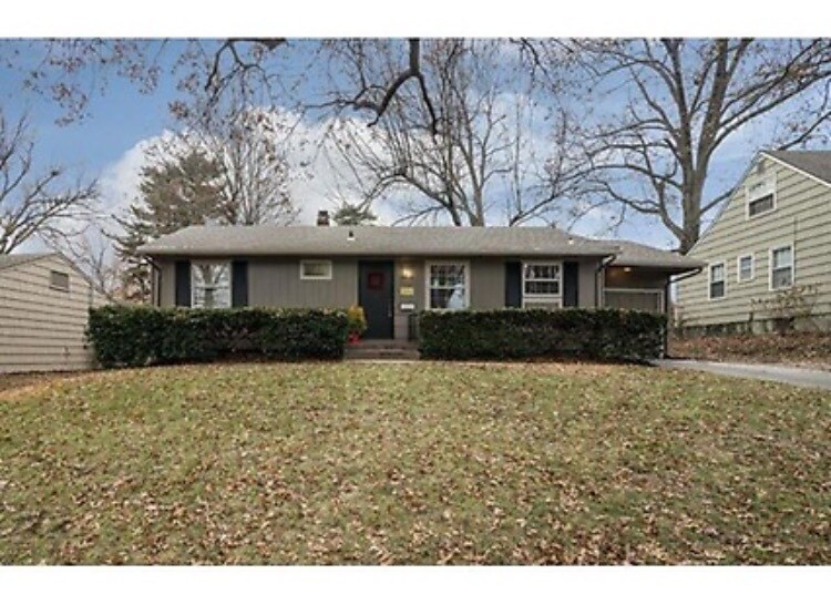 Building Photo - 2711 W 71st Terrace