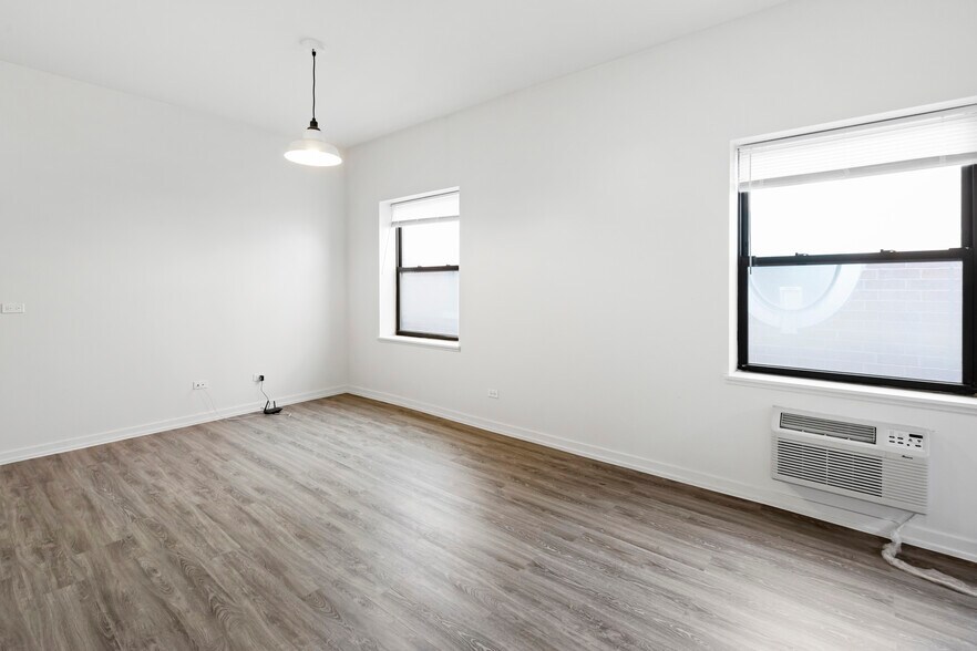 Building Photo - 1136 W Wilson Ave