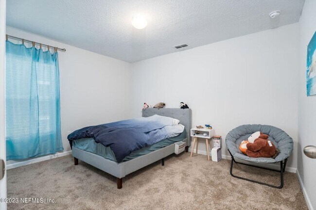 Building Photo - Like New Home