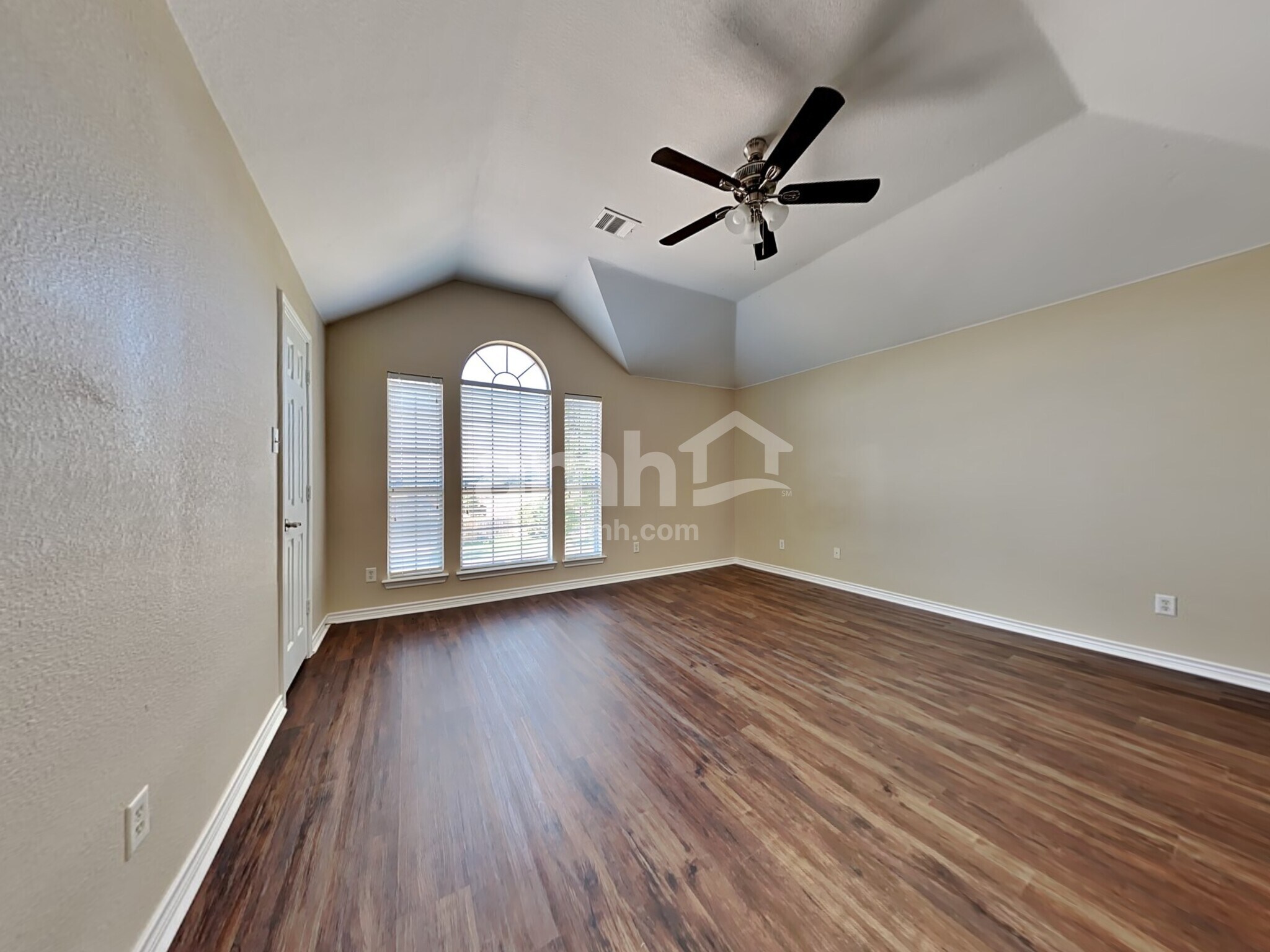 Building Photo - 404 Roundrock Ln