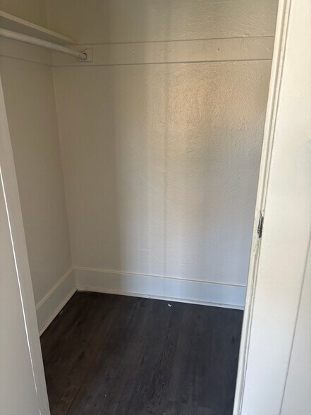 Building Photo - 402 E 43rd Pl