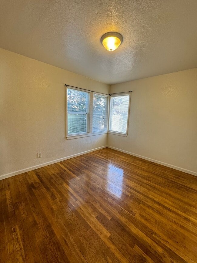 Building Photo - 915 Division St