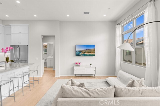 Building Photo - 144 Sunnyside