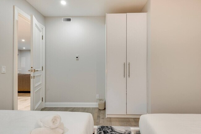 Building Photo - 2135 Rosemont Dr