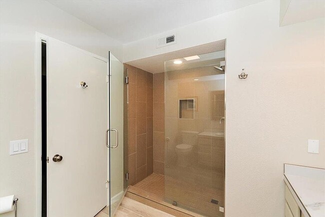 Master wlak-in shower - 35200 Cathedral Canyon Dr