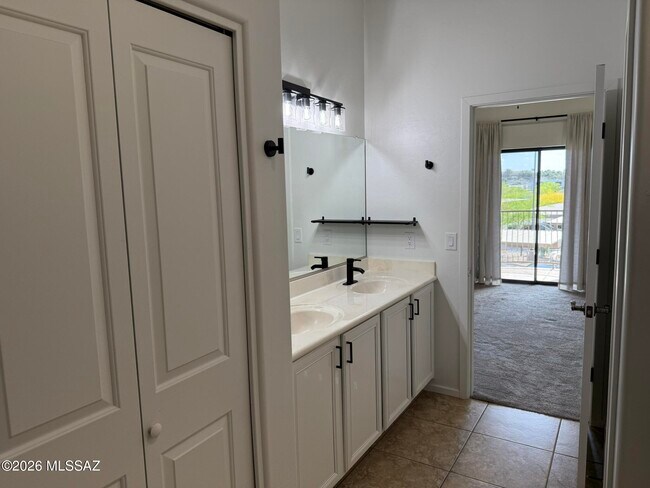 Building Photo - 2028 E River Rd