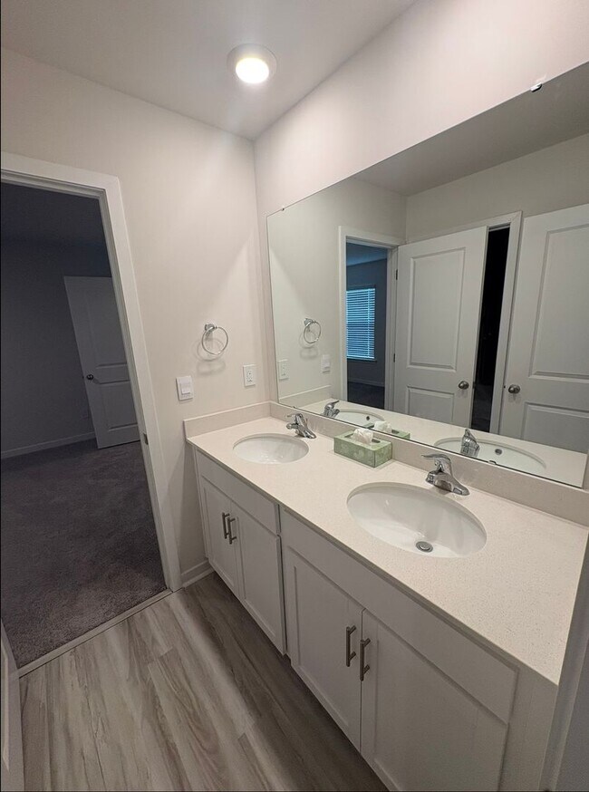 Building Photo - BRAND NEW TOWNHOME w/ Garage Parking