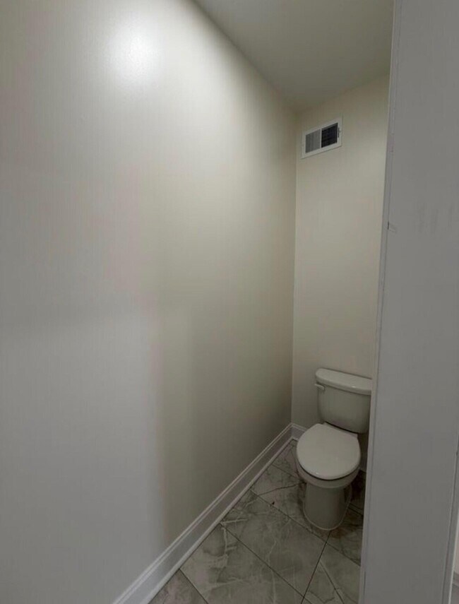 Building Photo - 3455 La Salle Dr