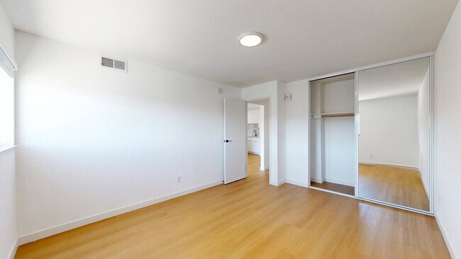 Building Photo - 2033 Castro St