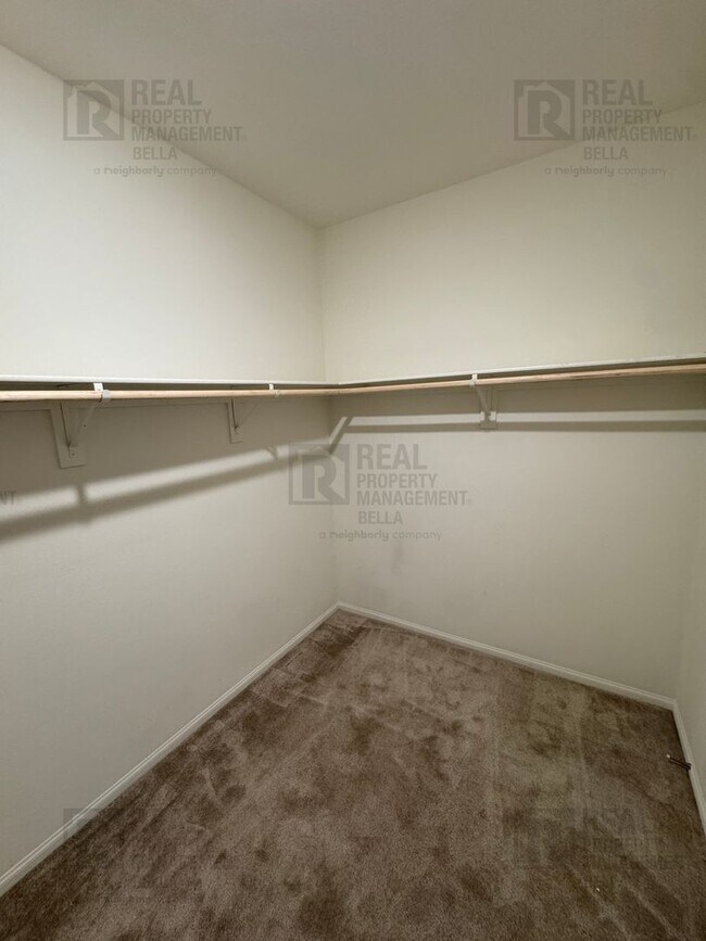Building Photo - Single-Story Comfort & Style in Prime Heme...