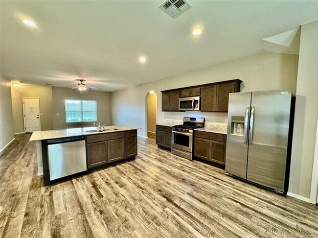 Building Photo - 4 bed/2 bath newer construction in prime location in Claremore!