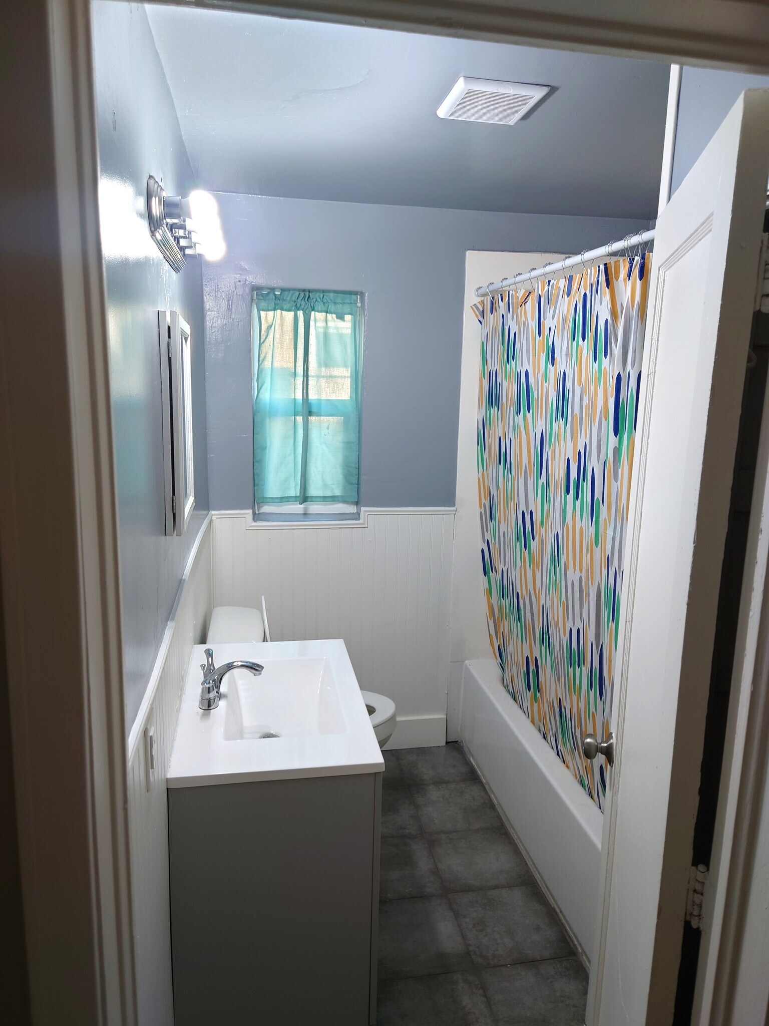 Full bathroom - 5946 W Myrtle Ave