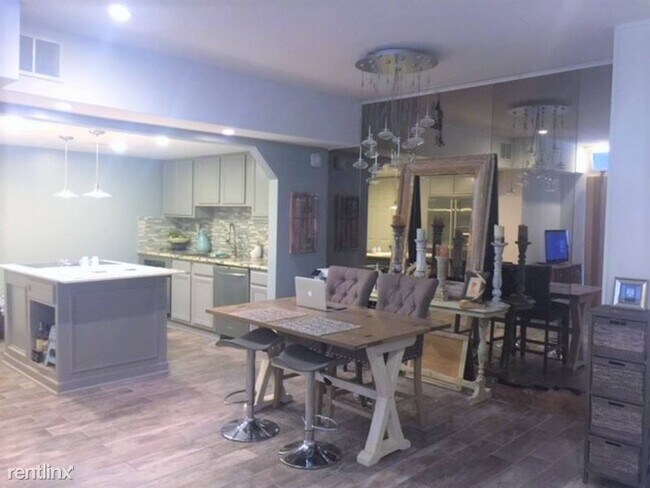 Building Photo - 2220-2238 S Piney Point Rd