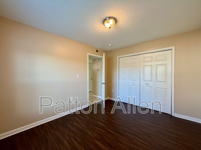 Building Photo - 10 Zell Ln